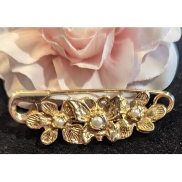 Jewelry - Vintage Triple Flower Gold Tone Faux Pearl Brooch Pin 1.5"